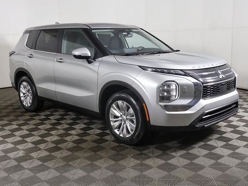 New 2026 Mitsubishi Outlander ES image 2