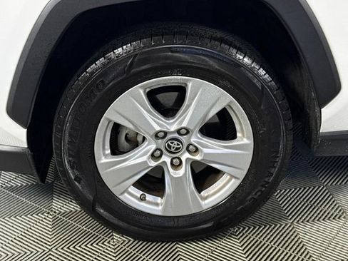 Used 2019 Toyota RAV4 XLE w/ Convenience Package FWD image 16