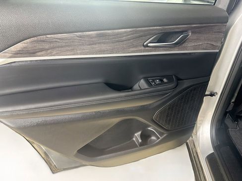 Used 2024 Jeep Grand Cherokee L Limited w/ Black Appearance Package image 23