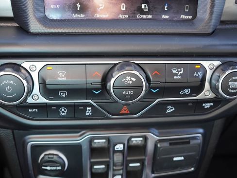 Used 2019 Jeep Wrangler Unlimited Sahara w/ Uconnect 4C Nav & Sound Group AWD/4WD image 26