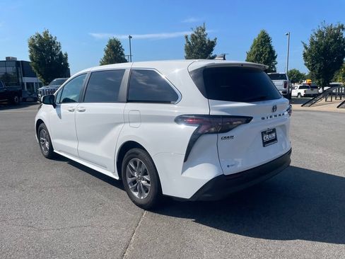 Used 2025 Toyota Sienna LE FWD image 5