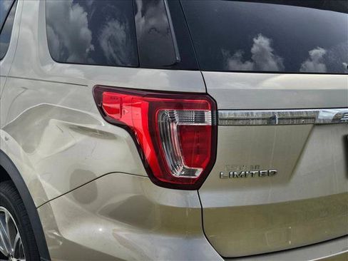 Used 2017 Ford Explorer Limited FWD image 11