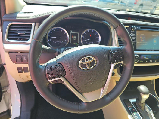 Used 2019 Toyota Highlander Plus FWD image 6
