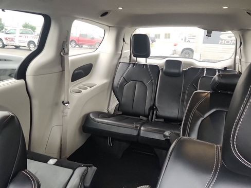 Used 2024 Chrysler Pacifica Touring-L FWD image 13