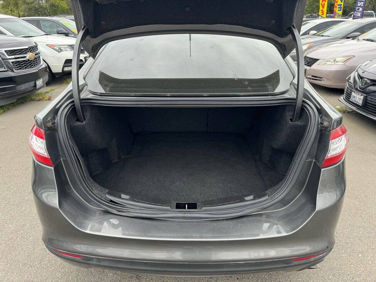 Used 2014 Ford Fusion SE w/ Equipment Group 202A FWD image 18