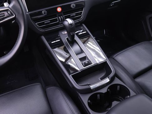 Certified 2024 Porsche Macan AWD/4WD image 20