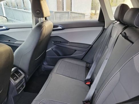 Used 2024 Volkswagen Taos SE image 28