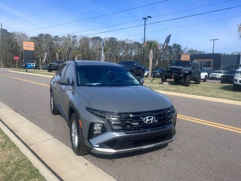 Used 2025 Hyundai Tucson SE image 1