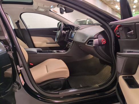 Used 2018 Jaguar XE Premium image 10