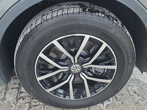 Certified 2021 Volkswagen Tiguan SE w/ Panoramic Sunroof Package image 30