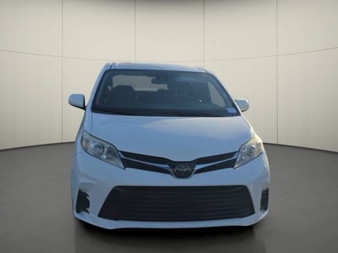 Used 2020 Toyota Sienna LE FWD image 2