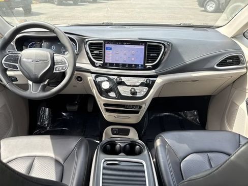 Used 2023 Chrysler Pacifica Touring-L FWD image 8