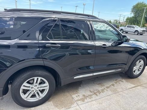 Used 2023 Ford Explorer XLT w/ Equipment Group 202A AWD/4WD image 18
