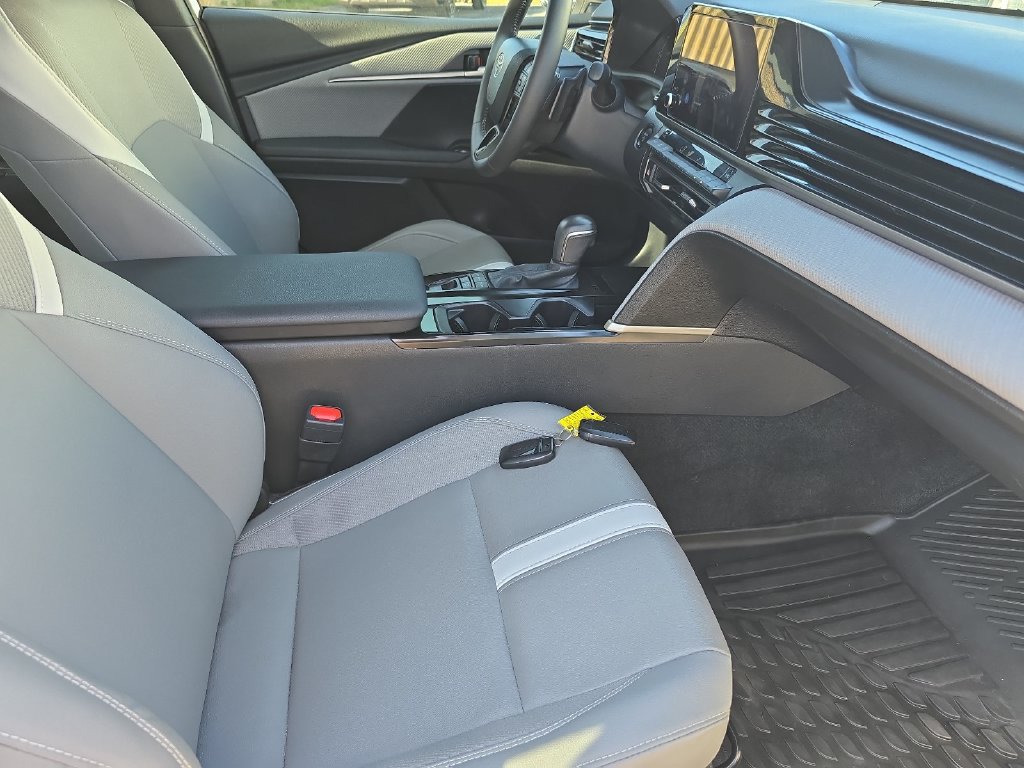 Used 2025 Toyota Camry SE w/ Convenience Package FWD image 10