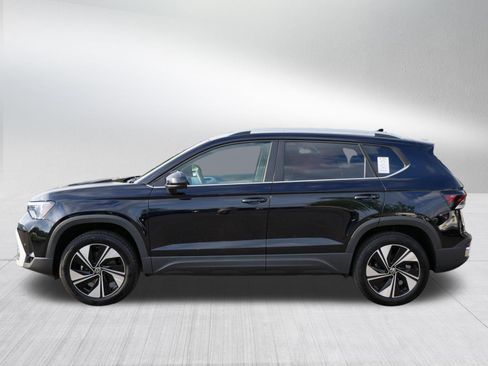 Certified 2025 Volkswagen Taos SE w/ Panoramic Sunroof Package AWD/4WD image 4