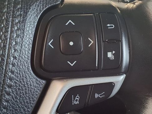Used 2017 Toyota Highlander XLE AWD/4WD image 32