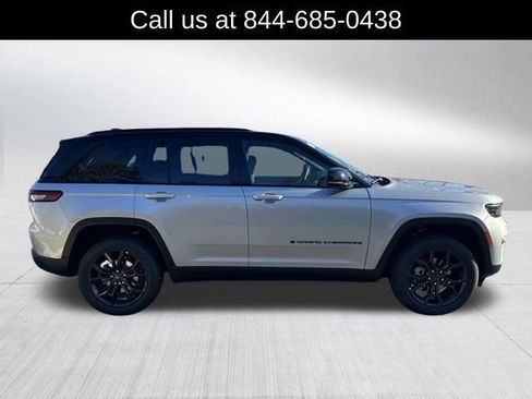 New 2025 Jeep Grand Cherokee Limited image 4