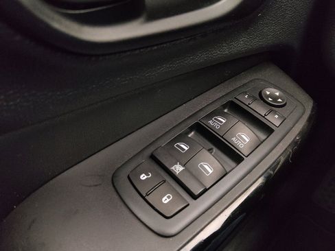 Used 2021 Jeep Cherokee Latitude Plus FWD image 27