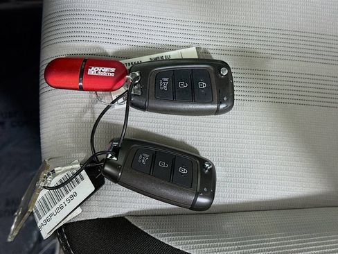Certified 2023 Hyundai Venue SEL FWD image 33