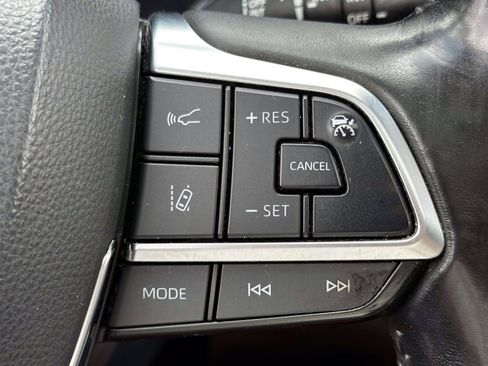 Used 2020 Toyota Highlander XLE AWD/4WD image 25