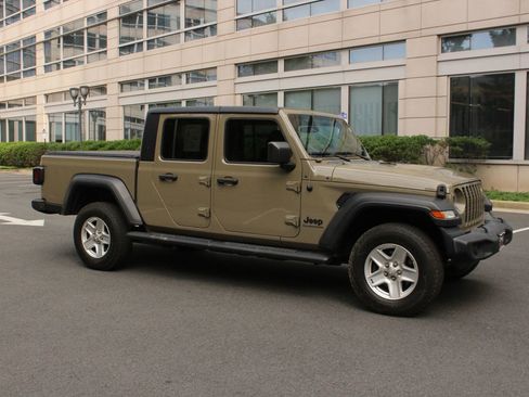 Used 2020 Jeep Gladiator Sport w/ Quick Order Package 24S AWD/4WD image 2