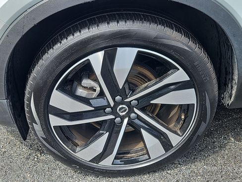 Used 2024 Volvo XC40 B5 Plus w/ Protection Package Premier AWD/4WD image 4