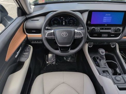 Certified 2025 Toyota Grand Highlander AWD Hybrid image 16