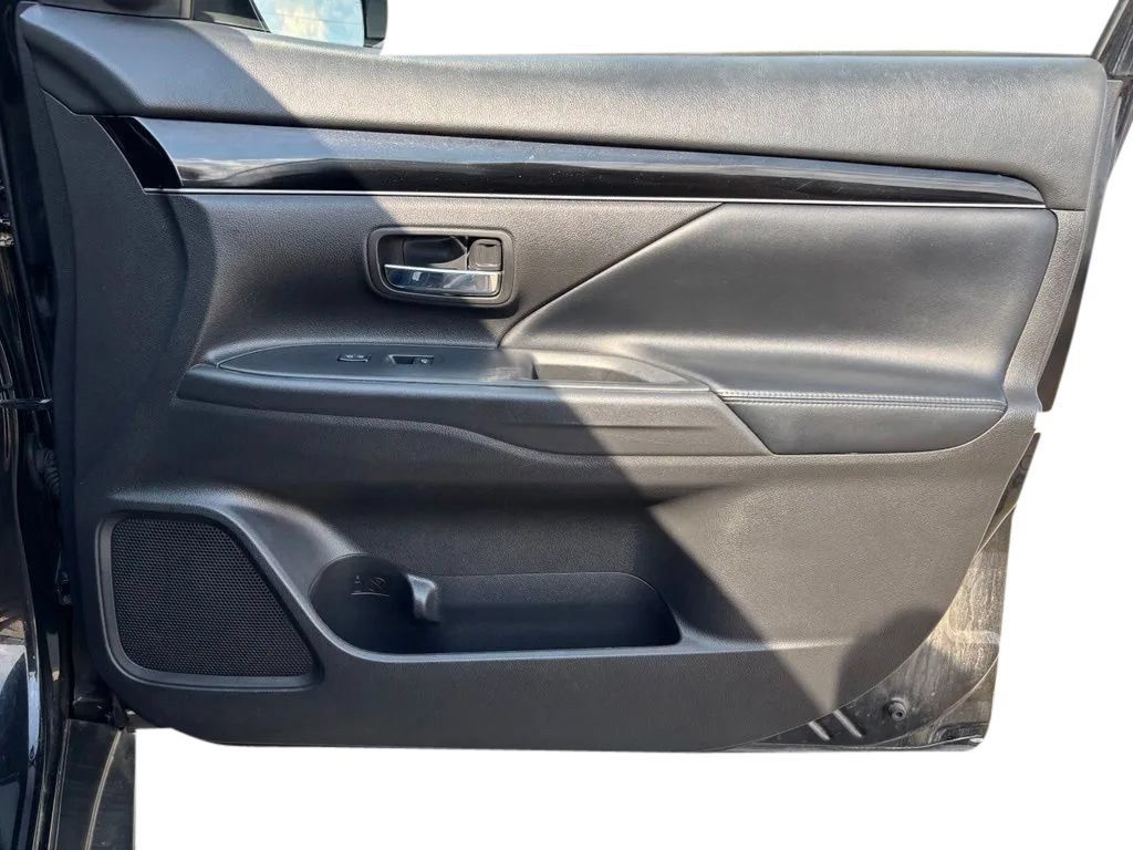 Used 2019 Mitsubishi Outlander FWD image 25