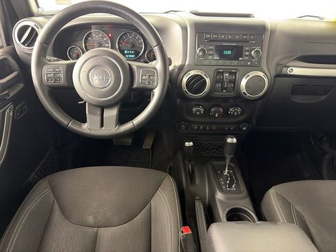 Used 2017 Jeep Wrangler Unlimited Rubicon w/ Connectivity Group AWD/4WD image 14