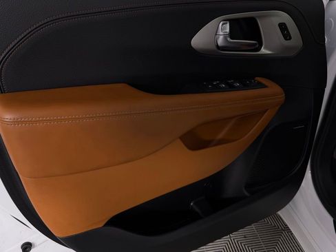 Certified 2024 Chrysler Pacifica Pinnacle image 26