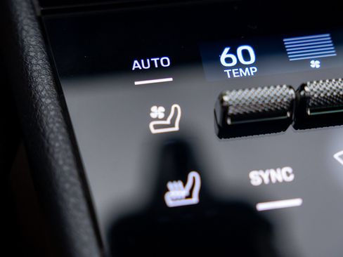 Certified 2025 Porsche Cayenne E-Hybrid Coupe AWD/4WD image 27