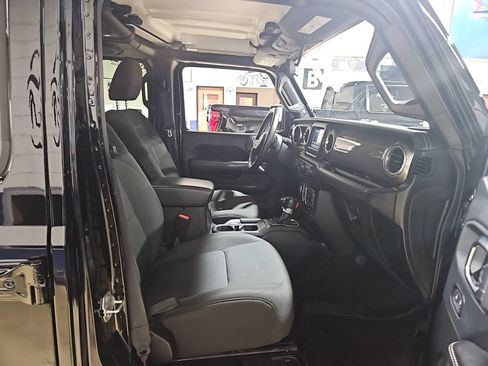 Used 2018 Jeep Wrangler Unlimited Sahara w/ Dual Top Group AWD/4WD image 8