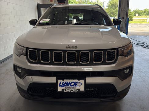 Used 2024 Jeep Compass Latitude AWD/4WD image 8