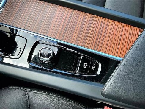 Used 2024 Volvo XC60 B5 Plus w/ Protection Package Premier image 24