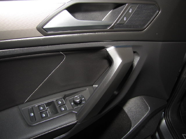 Used 2023 Volkswagen Tiguan SE R-Line FWD image 33