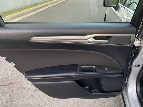 Used 2019 Ford Fusion SE image 15