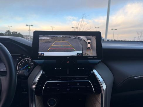 Used 2022 Toyota Venza Limited image 17