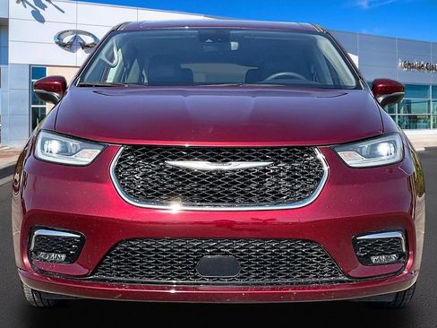 Used 2023 Chrysler Pacifica Touring-L FWD image 3