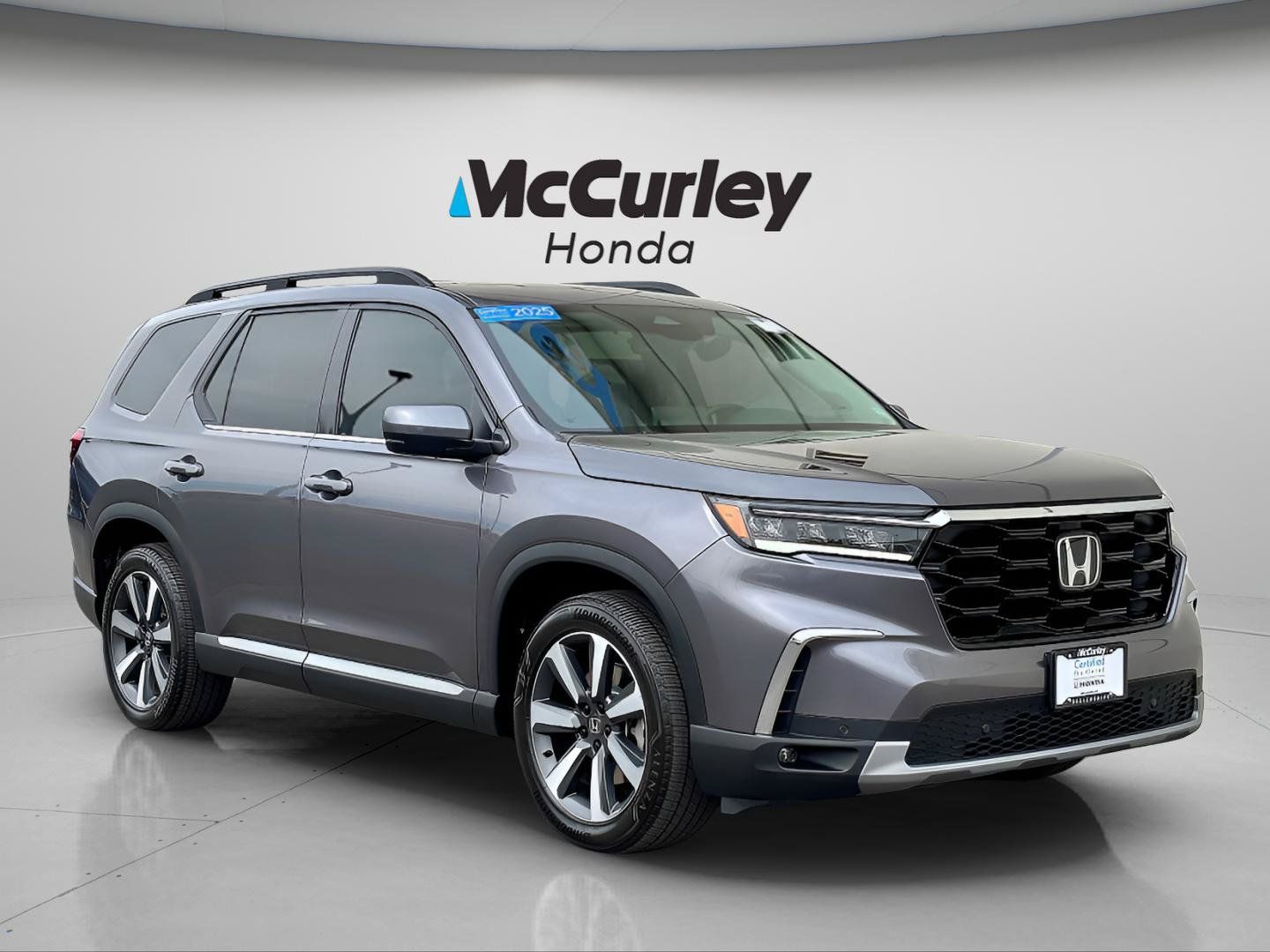 Certified 2025 Honda Pilot Touring image 1