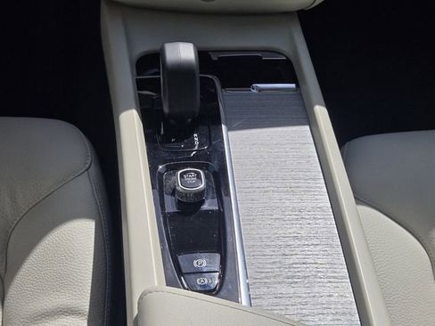 Used 2023 Volvo XC60 B5 Plus image 21