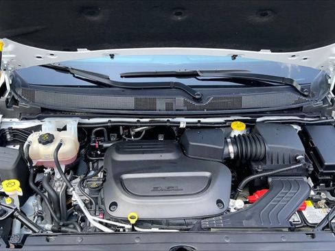 Used 2025 Chrysler Pacifica Select FWD image 9