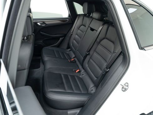 Certified 2025 Porsche Macan image 31