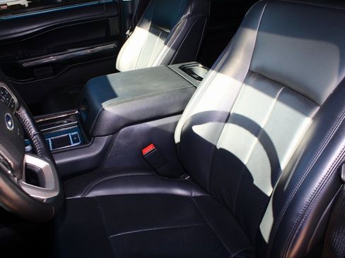 Used 2023 Ford Expedition Max XLT image 3