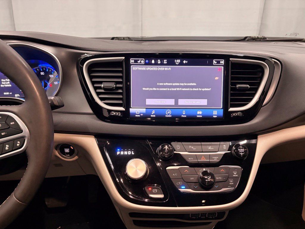 Used 2023 Chrysler Pacifica Touring-L FWD image 21