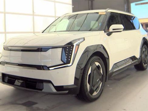 Used 2024 Kia EV9 Land AWD/4WD image 4