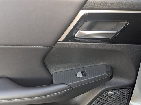 Used 2025 Mitsubishi Outlander SE image 24