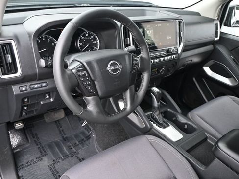 Used 2025 Nissan Frontier SV w/ SV Convenience Package RWD image 8