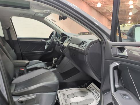 Used 2024 Volkswagen Tiguan SE w/ Panoramic Sunroof Package AWD/4WD image 9