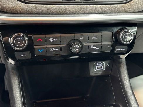 Used 2024 Jeep Compass Latitude w/ Altitude Special Edition image 26