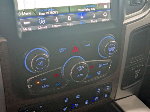 Used 2018 RAM 1500 Laramie w/ Convenience Group AWD/4WD image 18